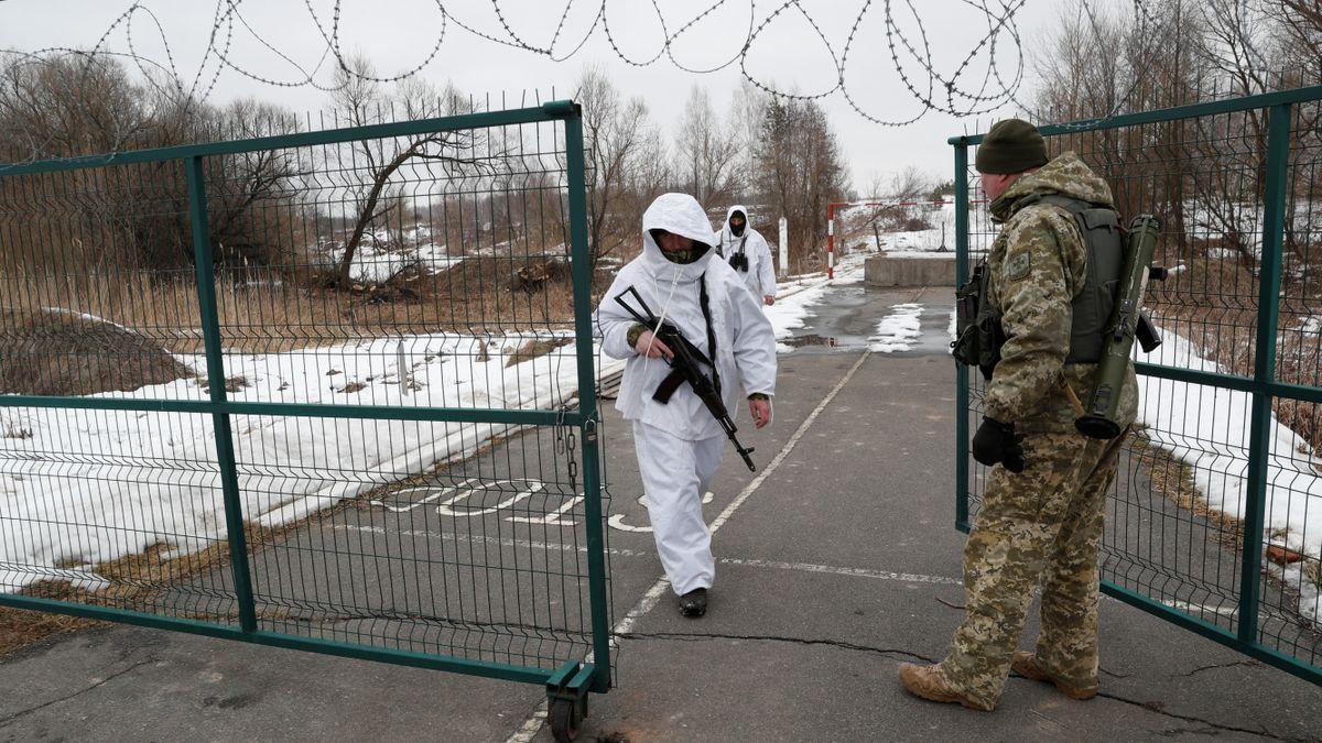 Membres del Servei Estatal de Guàrdia de Fronteres d&#039;Ucraïna vigilen en el lloc de control de Kliusy, prop de la frontera amb Rússia, a la regió de Chernihiv