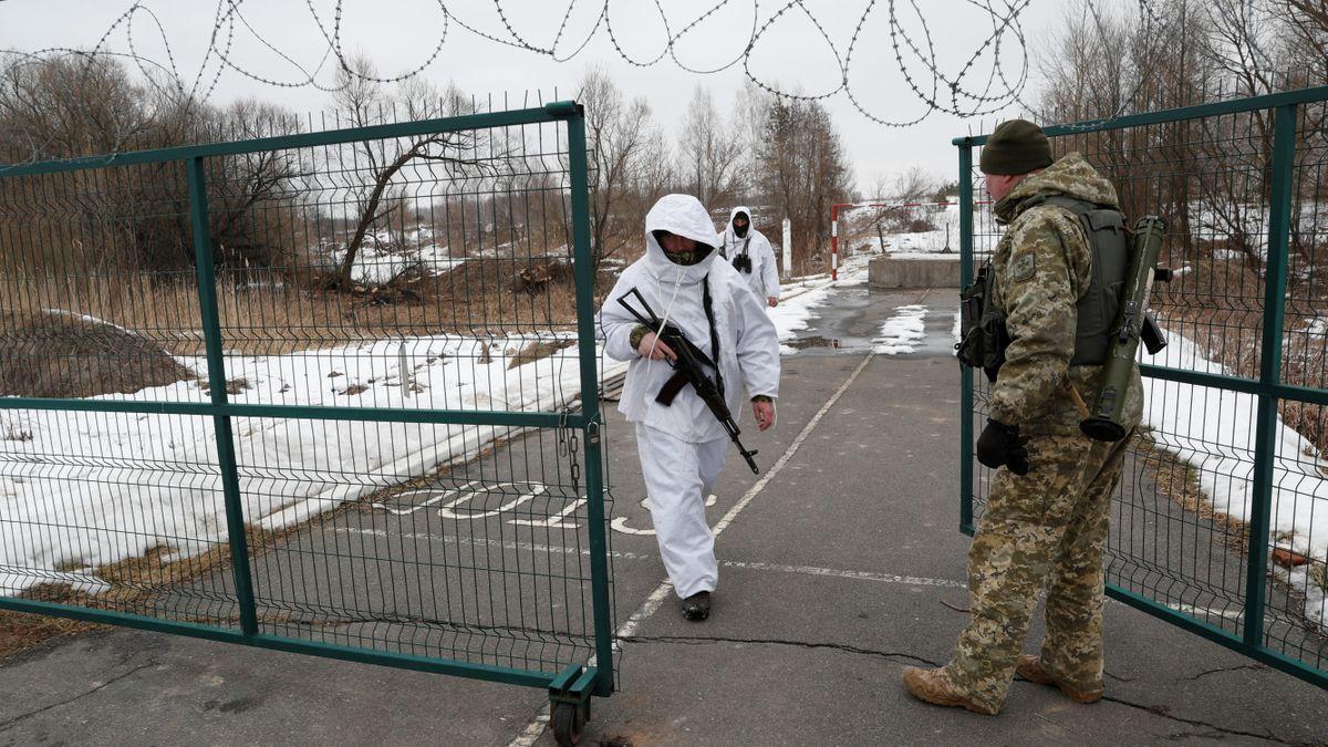 Membres del Servei Estatal de Guàrdia de Fronteres d'Ucraïna vigilen en el lloc de control de Kliusy, prop de la frontera amb Rússia, a la regió de Chernihiv