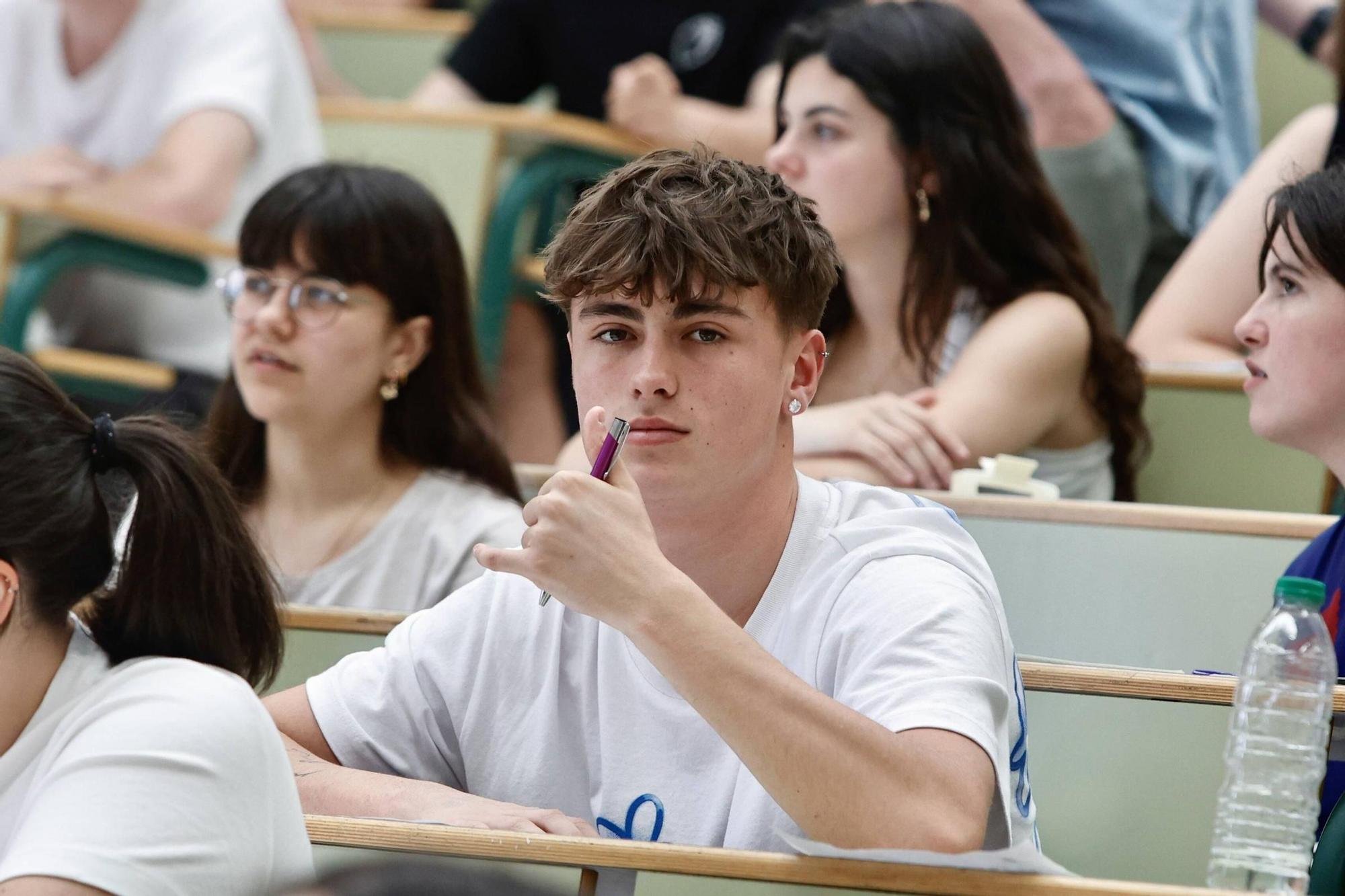 EN IMÁGENES: los estudiantes asturianos se enfrentan a la EBAU