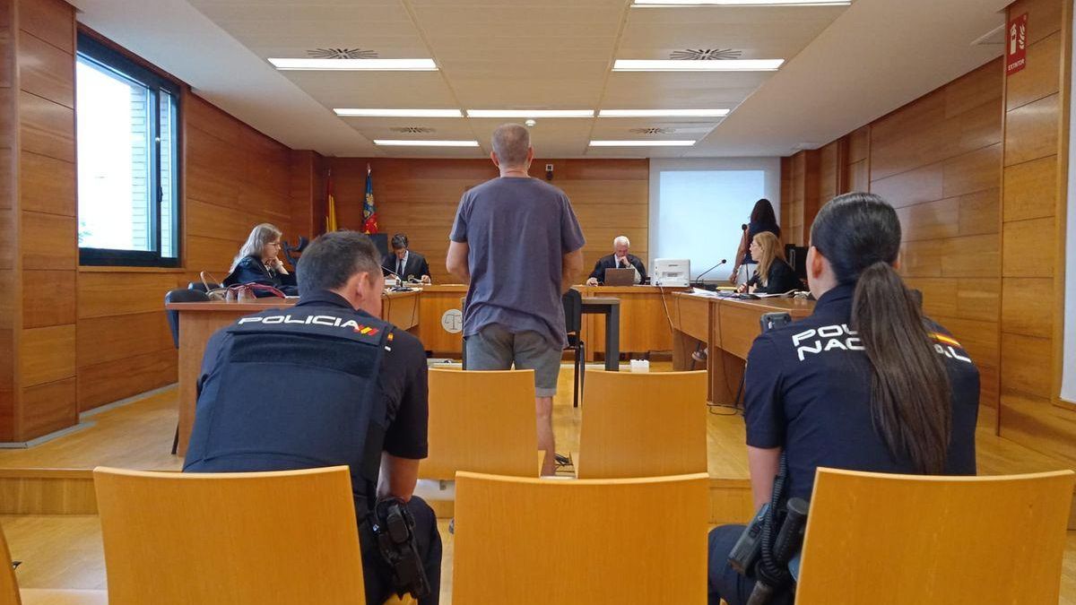 Dos agentes custodian al acusado durante su declaración.