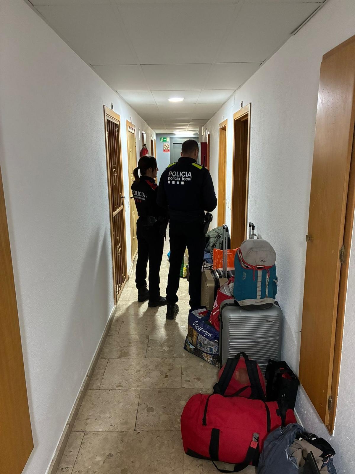 Una agents dels Mossos i un de la Policia Local de Castelló al domicili ocupat.
