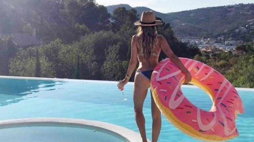 Schöne Aussichten auf Mallorca: Sylvie Meis am Pool einer Villa in Port d&#039;Andratx.