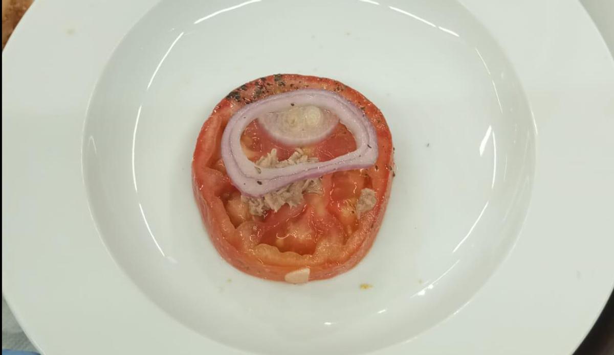 Rodaja de tomate con cebolla.