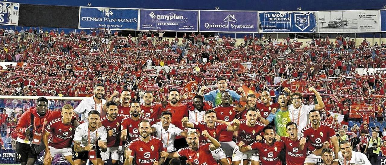 Los integrantes del Real Murcia celebran el pase a la final delante de uno de los fondos del Rico Pérez repleto de aficionados granas.