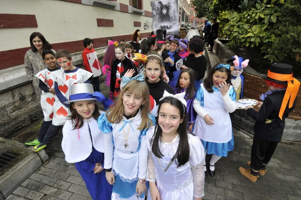 Los alumnos del colegio Liceo Mierense celebran el Carnaval.