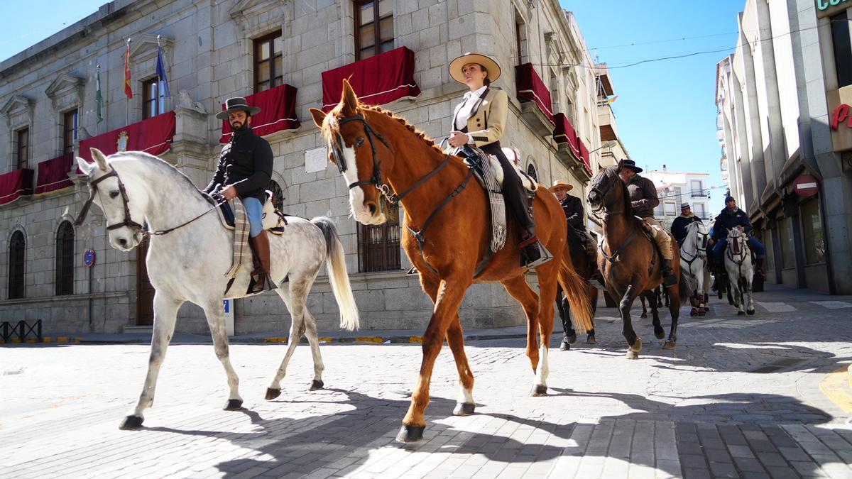 Paseo a caballo por las calles de Pozoblanco en conmemoración del Día de Andalucía.