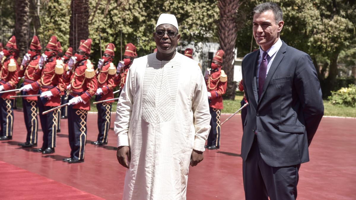 Dakar (Senegal), 09/04/2021.- El presidente Pedro Sánchez con su homólogo, el ahora ya expresidente senegalés Macky Sall