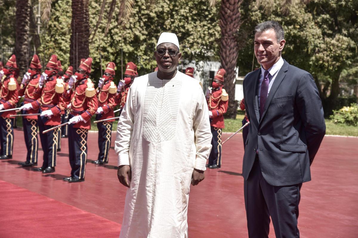 Dakar (Senegal), 09/04/2021.- El presidente Pedro Sánchez con su homólogo, el ahora ya expresidente senegalés Macky Sall