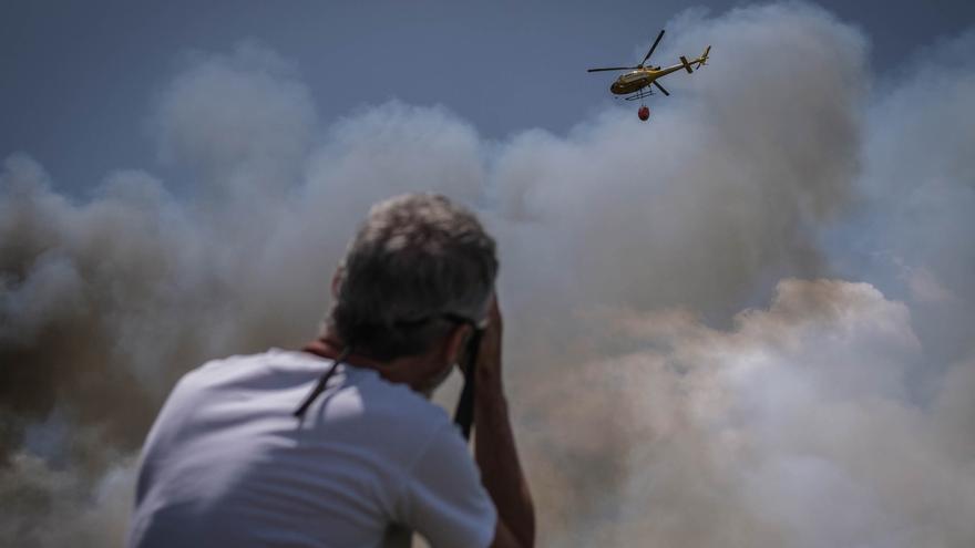 La lucha contra el incendio de Tenerife se centra en dos frentes y hay 100 personas desalojadas