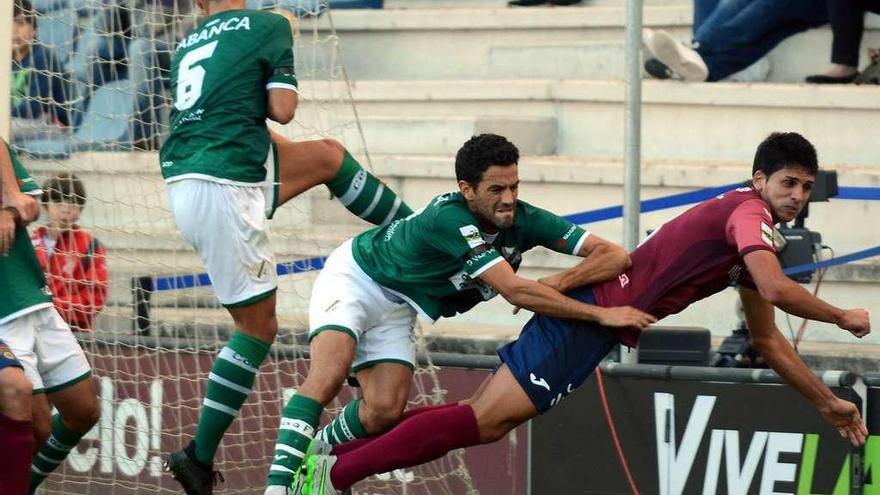 David Castro rematando de cabeza una jugada ensayada. // Rafa Vázquez