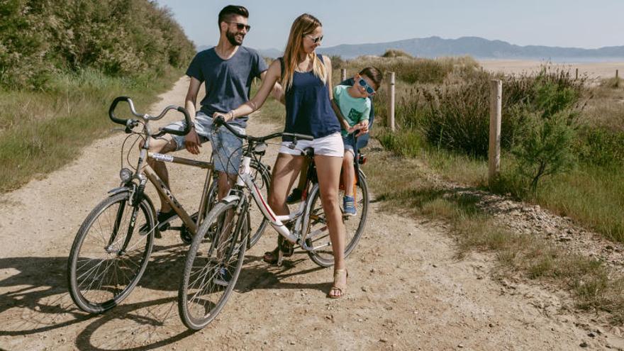 Una família, en una de les rutes de Sant Pere Pescador.