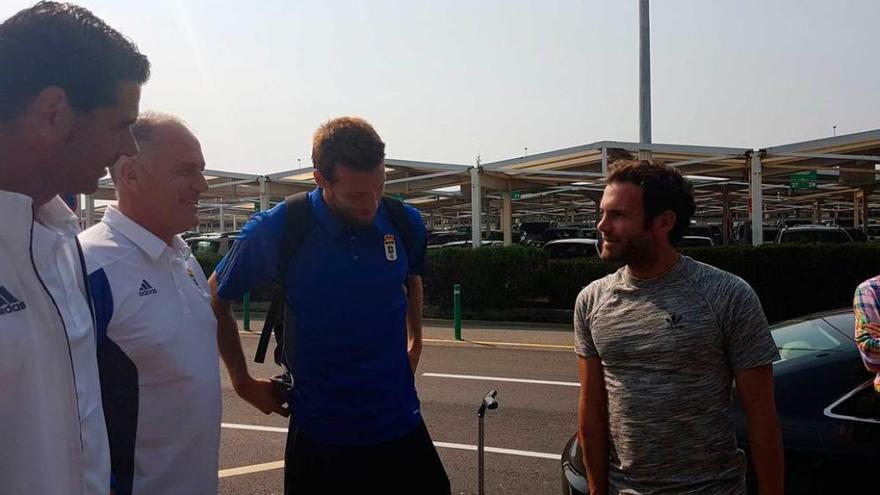 Michu conversa con Juan Mata, futbolista del Manchester United, con el que coincidió ayer en el aeropuerto de Asturias antes de viajar a Murcia, en presencia de Fernando Hierro y Manuel Rodríguez, médico del club.