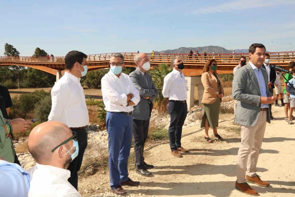 Inauguración de la pasarela peatonal sobre el río Guadalhorce, en Málaga.