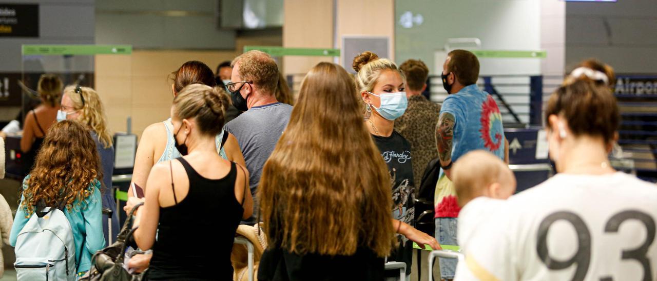 Turistas en el aeropuerto de Ibiza.