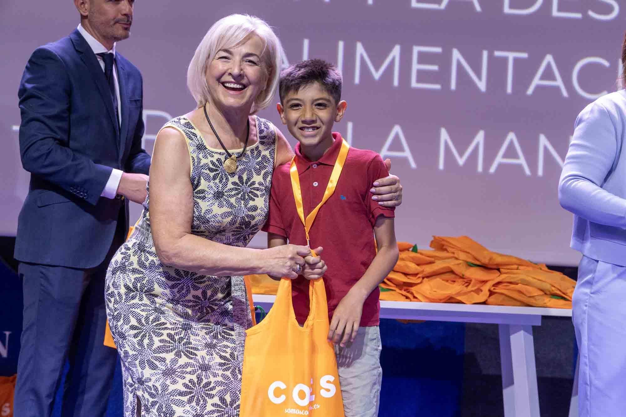 Entrega de premios del concurso infantil de relatos cortos "Cuéntame un cuento para comer" en el Club INFORMACIÓN organizado por COES