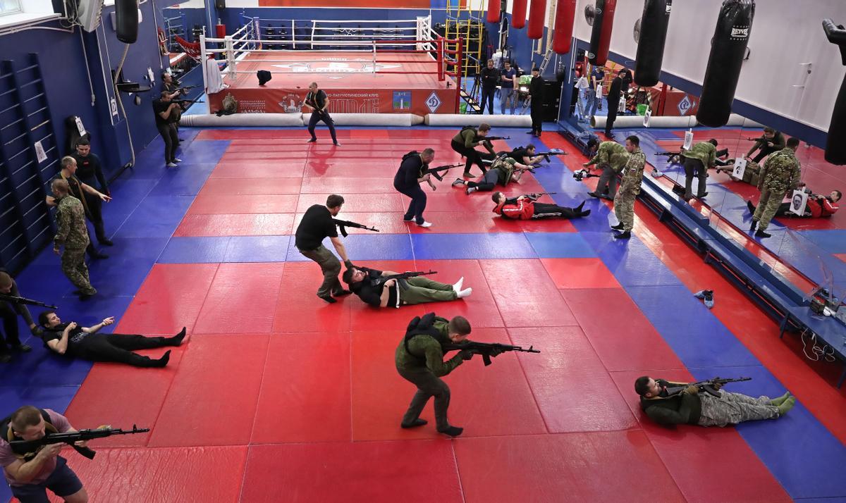 Ciudadanos de Moscú participan en un entrenamiento militar en el club militar-patriótico Yaropolk en Krasnogorsk