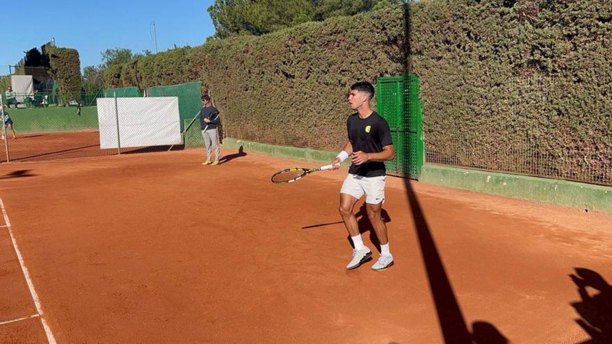 Carlos Alcaraz, entrenando ayer en el Club de Campo ante la mirada de Ferrero. | RSCC