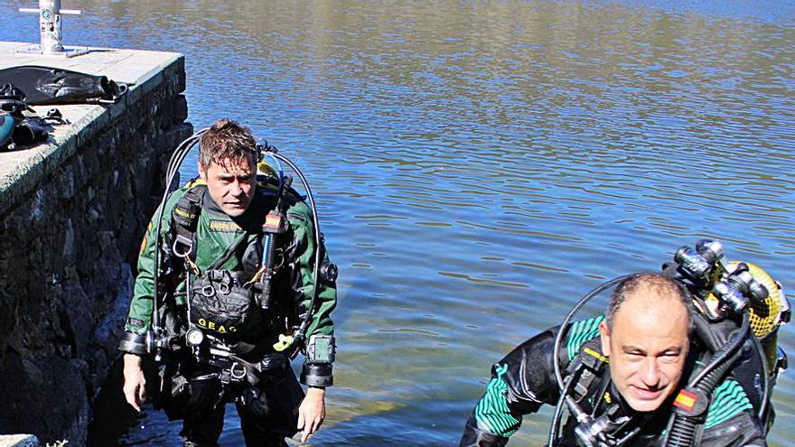 Varios momentos de las inmersiones de los profesionales del GEAS, ayer en el Lago de Sanabria. | |  ARACELI SAAVEDRA