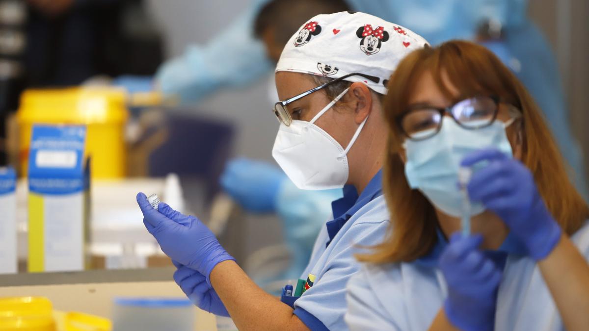 Unos sanitarios preparan las vacunas en el FYCMA