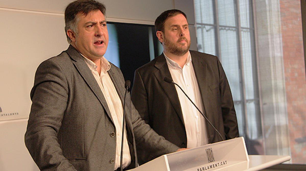 El líder d’ERC, Oriol Junqueras, i Joan Puigcercós en la roda de premsa que han ofert aquest divendres.