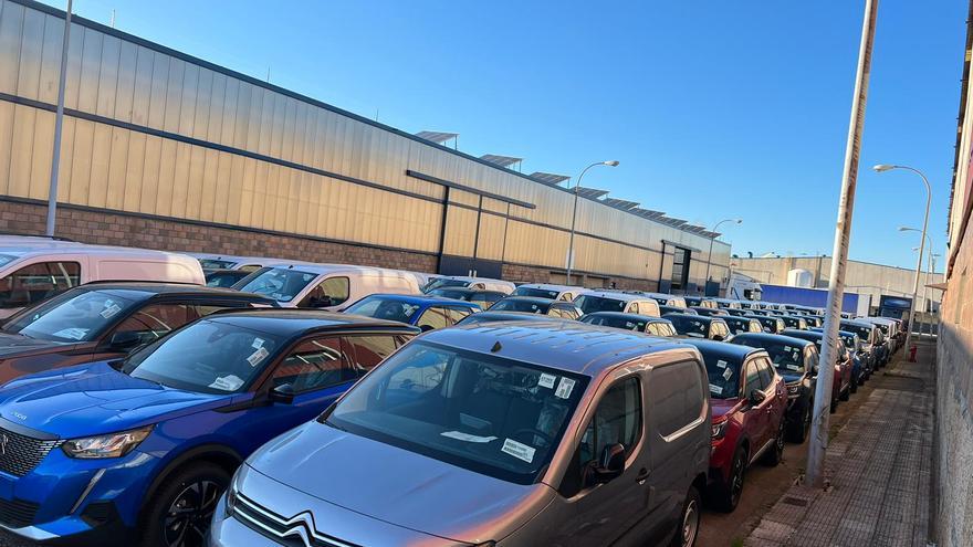 Los coches nuevos de Stellantis abarrotan el entorno de las naves de Bouzas