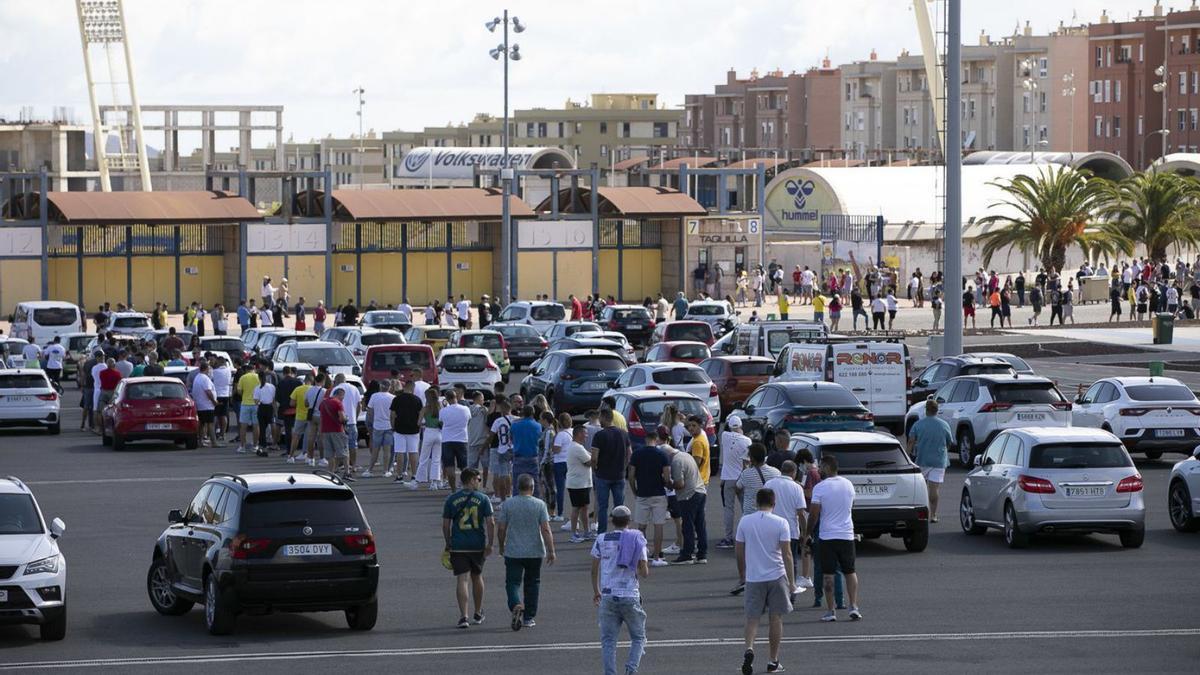 Colas en el Estadio de Gran Canaria para adquirir localidades para el sábado.  | | UDLP