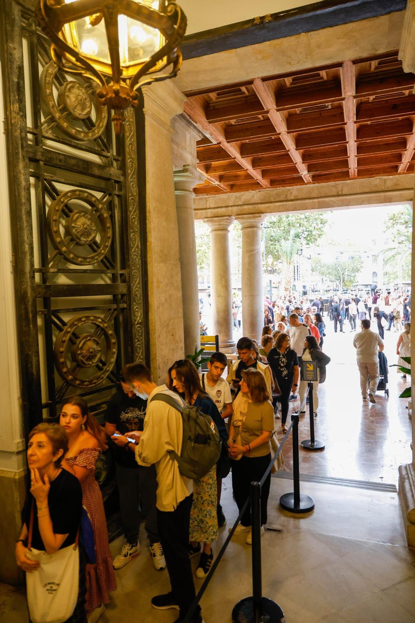 El centro se llena en vísperas del Nou d'Octubre para ver la Senyera