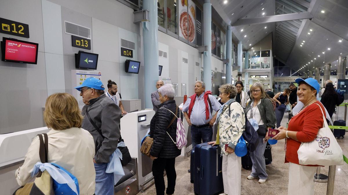 Viajeros embarcando en un vuelo chárter a Marrakech en el aeropuerto de Peinador el pasado año