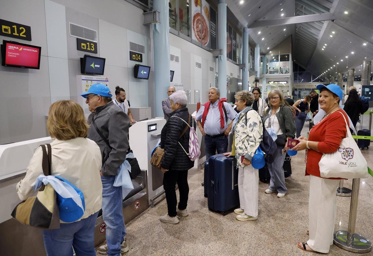 Viajeros embarcando en un vuelo chárter a Marrakech en el aeropuerto de Peinador el pasado año