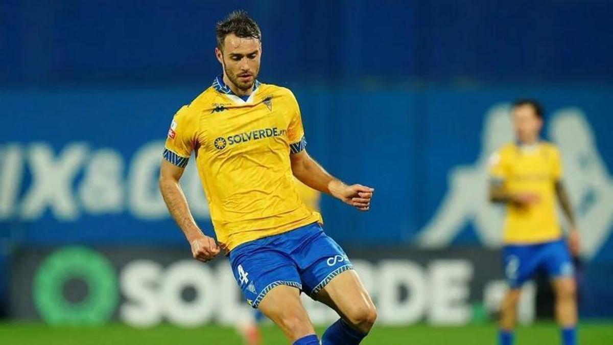 Ferro, defensa central del Estoril desde el verano de 2025