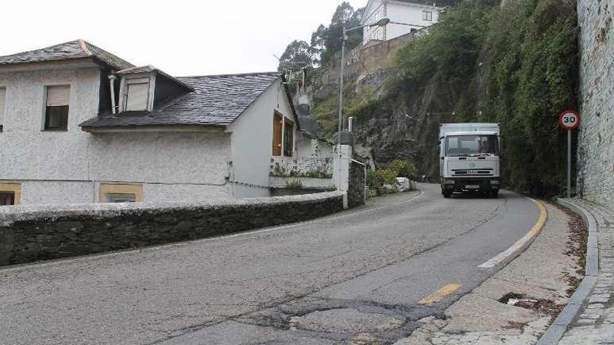 Estado de la carretera del faro de Luarca.