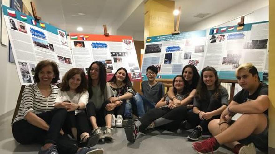 Alumnos participantes del Erasmus + ante la exposición de sus trabajos en el IES Miguel Hernández.