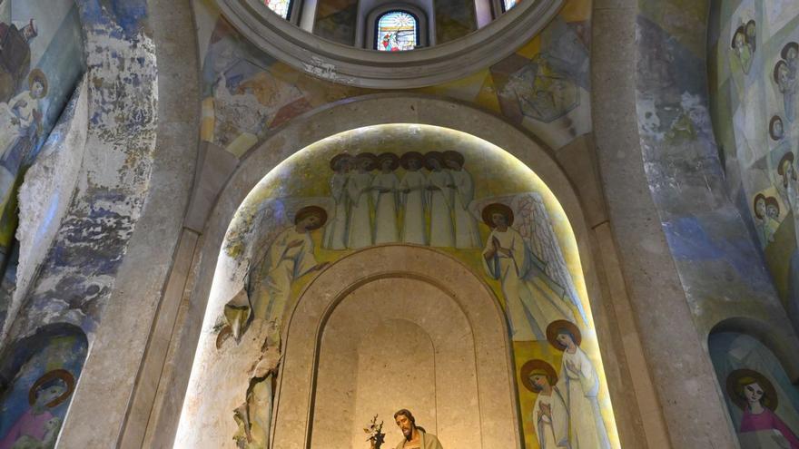 Imagen de los lienzos de la iglesia de Santa María de Gracia que van a ser restaurados por los daños causados por la humedad. | IVÁN URQUÍZAR