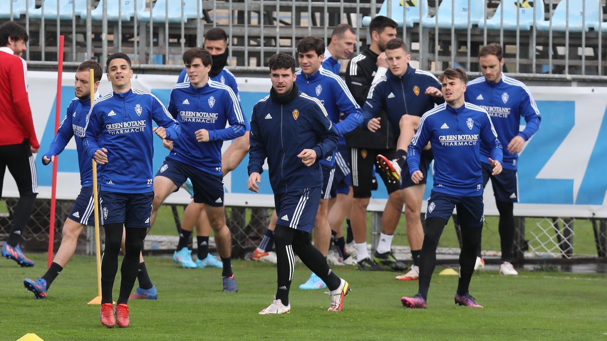 Bermejo, Álvaro y Chavarría encabezan el grupo en un entrenamiento.