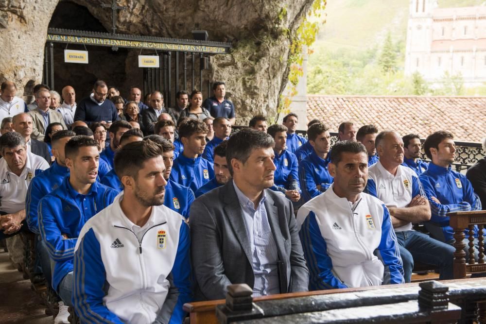 El Real Oviedo realiza la ofrenda floral a la Virgen de Covadonga