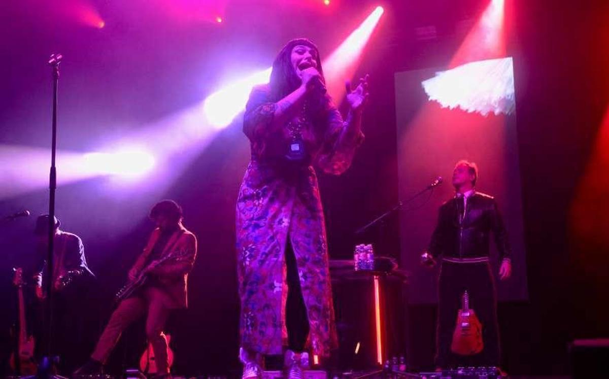 El público desafió a la desagradable meteorología. // R.V.