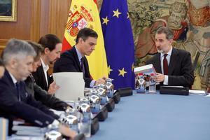 GRAF913. MADRID, 04/03/2020.- El rey Felipe VI preside este miércoles en el Palacio de la Zarzuela la reunión del Consejo de Seguridad Nacional, la primera de este órgano con el Gobierno de PSOE y Unidas Podemos, del que forman parte el presidente, Pedro Sánchez, los cuatro vicepresidentes y varios ministros y altos cargos. EFE/Juan Carlos Hidalgo **POOL**