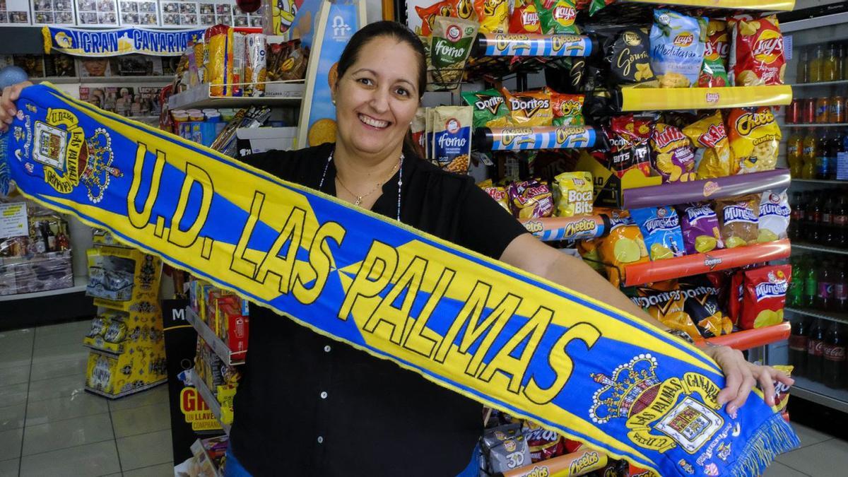 Raquel Hípola, una de las propietarias del Bazar Daily, posa con una bufanda de la UD Las Palmas. 