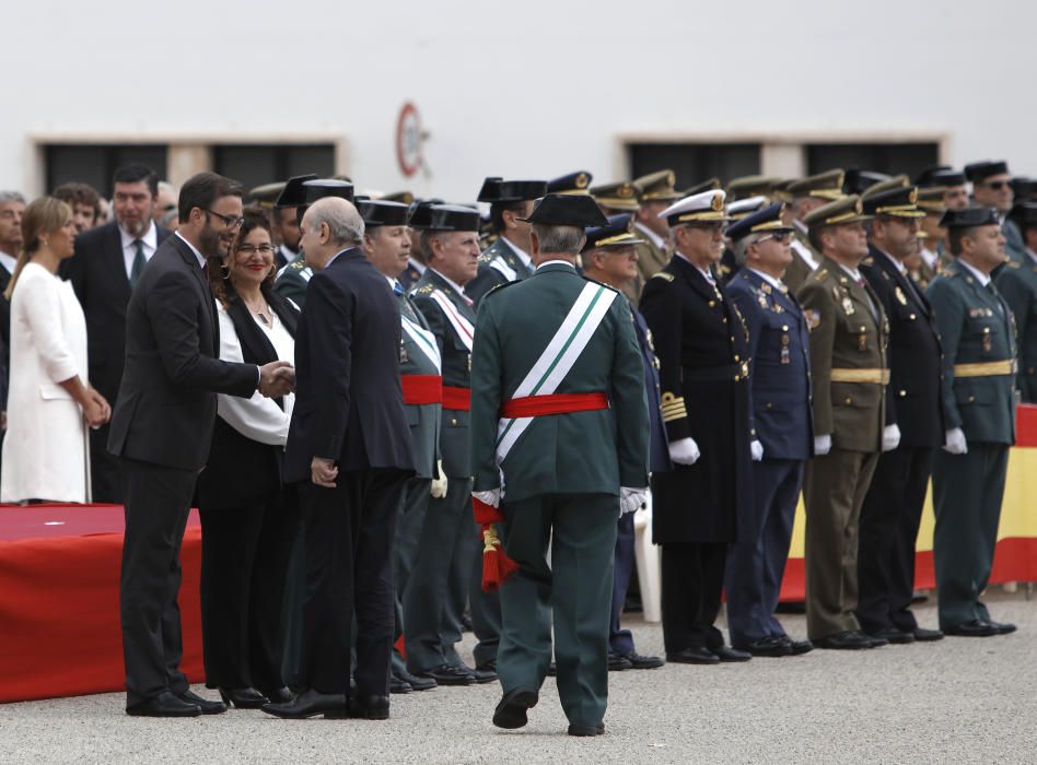 Fernández Díaz asiste a la entrega de la bandera nacional en Acuartelamiento Jaime II