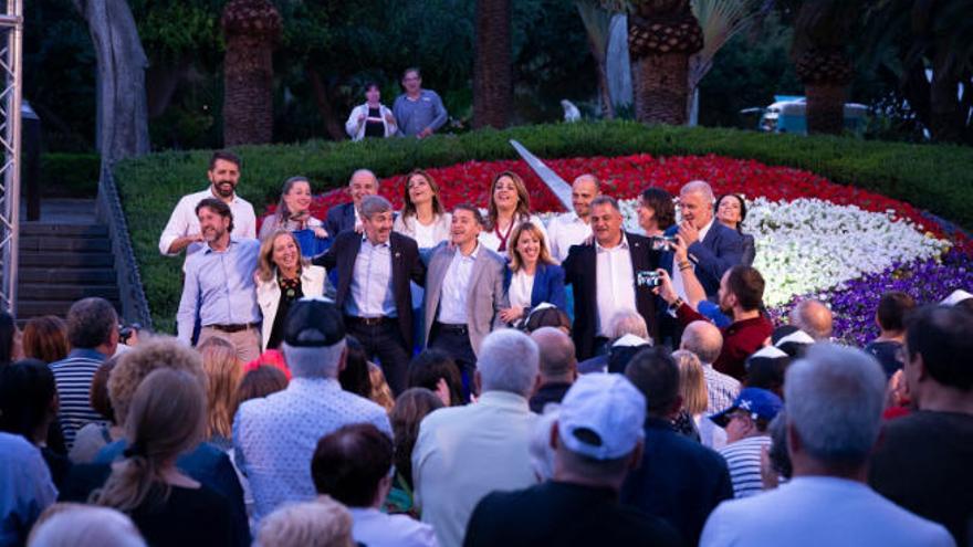 Alonso, Oramas, Clavijo, Bermúdez, Dávila y Díaz, entre otros, en la fiesta de fin de campaña que CC celebró en la tarde noche de ayer en el parque García Sanabria, en la capital.