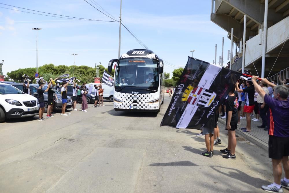 La afición del FC Cartagena despide al equipo