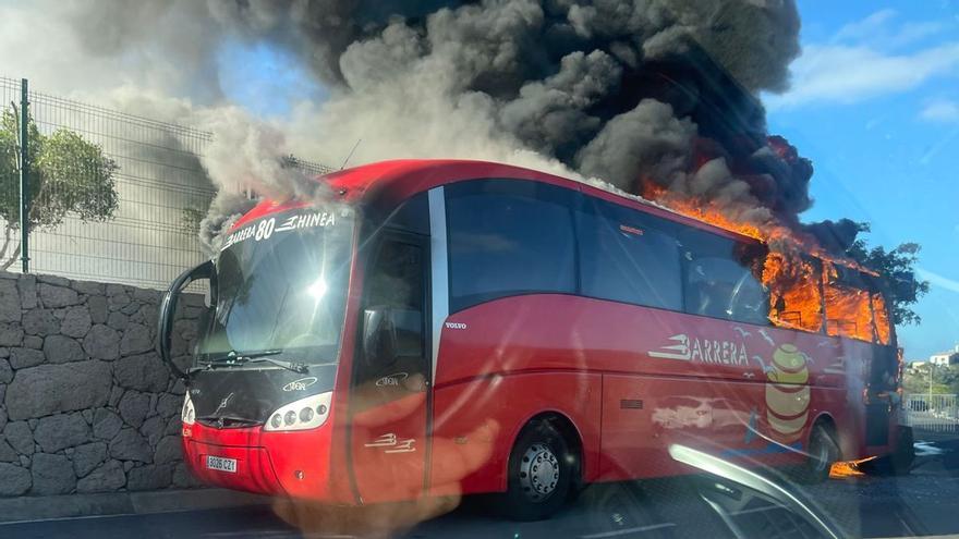 Arde una guagua en la que iban 29 menores en Tenerife