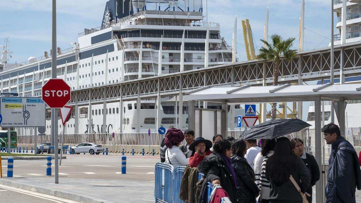 Familiares de los cruceristas bolivianos retenidos, esperando noticias en el puerto de Barcelona.