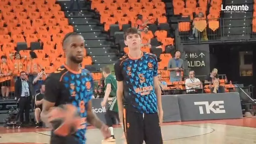 El Valencia Basket calienta en la pista del Roig Arena antes del partido ante el Panathinaikos