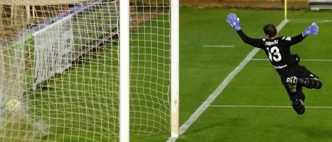 Cabrero encaja el gol de la victoria del Albacete el sábado en el Carlos Belmonte.