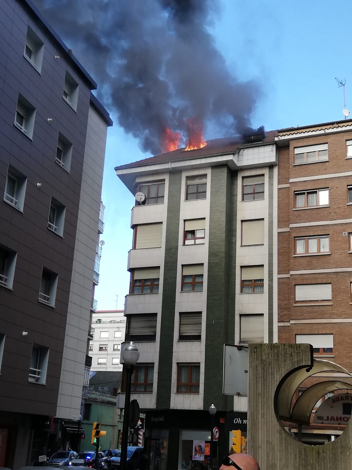 Espectacular incendio de un ático en Gijón