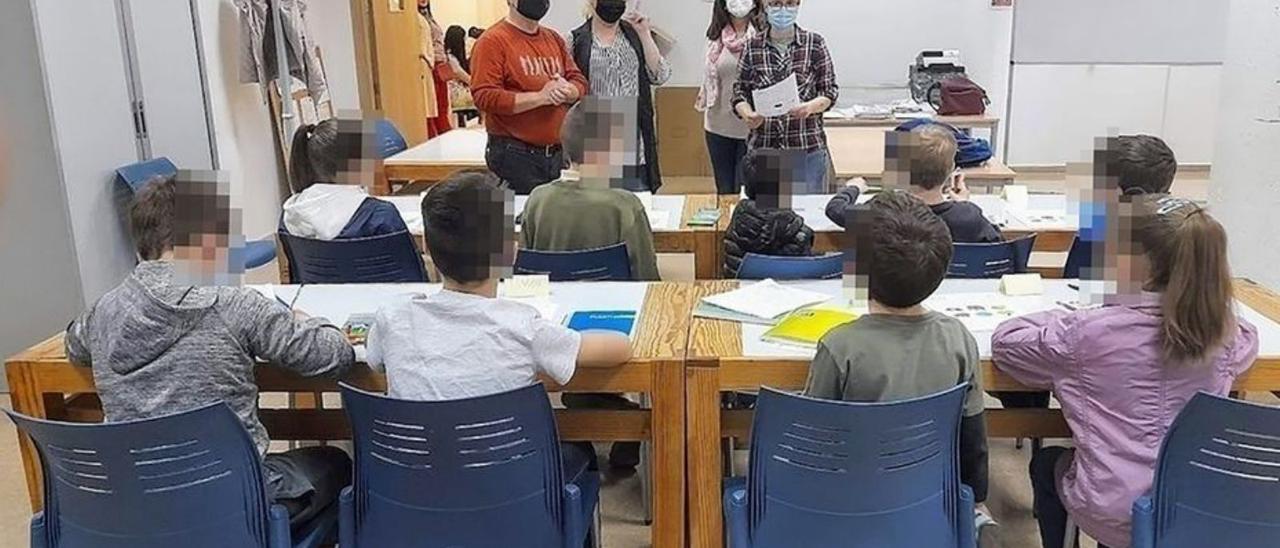 El regidor d&#039;Educació en la visita a un dels grups. | LEVANTE-EMV