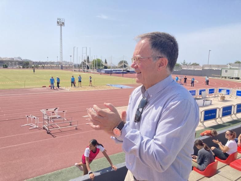 Josep Marí Ribas ‘Agustinet’ (PSOE) anima a su nieta en la pista de atletismo.