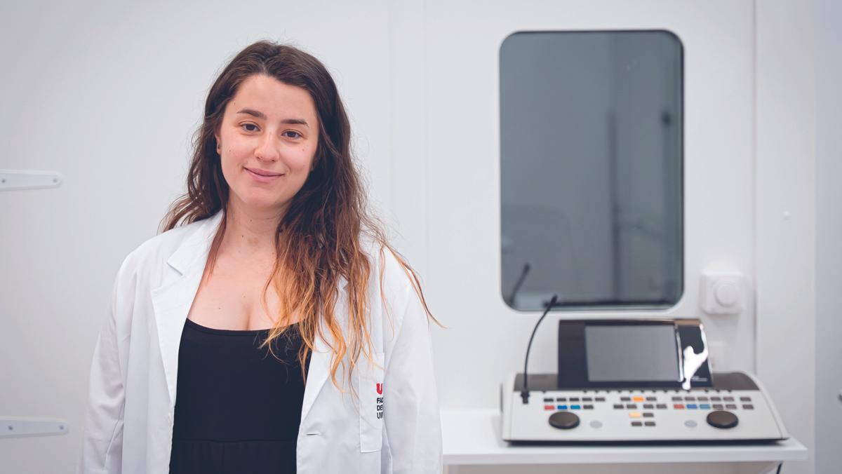 Lídia Roig treballa a l’Hospital Sant Joan de Déu: és logopeda, audioprotesista i ara estudia el grau d’Audiologia General Lídia Roig treballa a l’Hospital Sant Joan de Déu: és logopeda, audioprotesista i ara estudia el grau d’Audiologia General