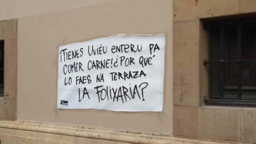 El cartel contra los &quot;carnívoros&quot; en la Corrada del Obispo de Oviedo.